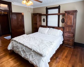 Historic 4 bedroom house with hot tub-great location - Johnson City - Makuuhuone