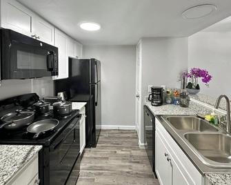 2104 · Cozy Addison Apt, Free Park Wi-Fi, Pool & Gym - Addison - Kitchen