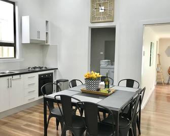 D109 Inner City Oasis on Buckingham - Footscray - Dining room