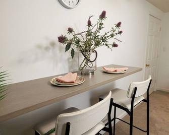 Private Basement Stay with Firepit Perfect for Families - Lawrenceville - Dining room