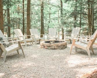 Peaceful Woodland Cabin Near Ludington & Pentwater - Pentwater - Patio