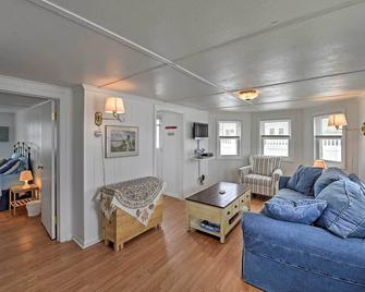 Peaceful Cottage with Grill - Steps to Matunuck Beach - Wakefield - Living room