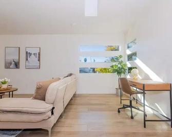 NEW Modern 2BdRm Apt near the Beach A/C and parking - Long Beach - Living room
