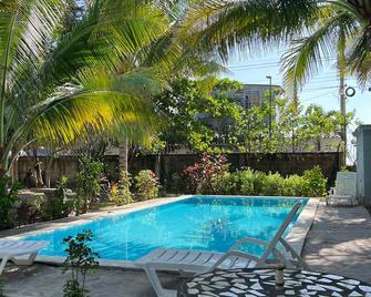 Beautiful spacious beachfront home - pool & ocean views - Playa El Pimental - Piscina