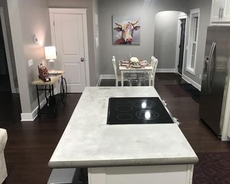Lulu's Cottage Downtown Harbor Springs! Location! Location! Location! - Harbor Springs - Dining room