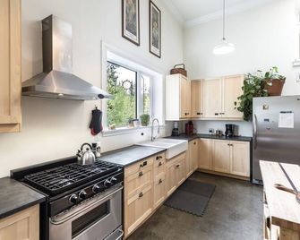 Yukon River Farm: Getaway - Whitehorse - Kitchen