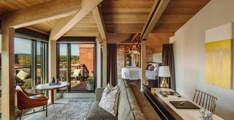 The Charmant Hotel - La Crosse - Living room