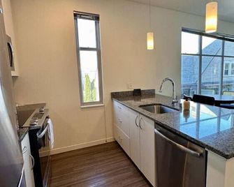 Brady St Oasis - Walkable & Quiet Neighborhood + Private Balcony - Sleeps 5 - Milwaukee