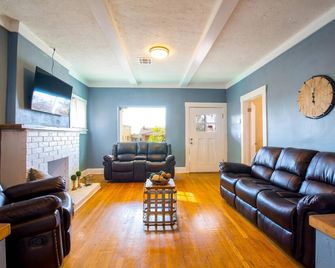 Beautiful bungalow located in the heart of El Paso - El Paso - Living room