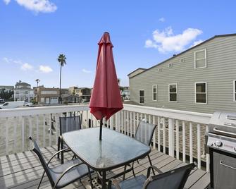 Cozy Studio W Deck In Prime Location Steps To Beach & Bay By Beachview Rentals - Newport Beach - Balcón