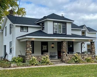 Newly renovated, 3 bedroom with ensuites, in vineyard farm house. Spacious. - Lincoln - Building