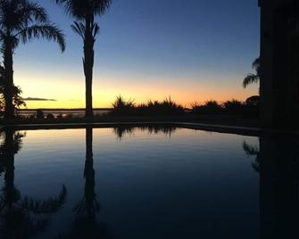 Self contained cottage next to swimming pool. Private outdoor spa pool. - Waihi Beach - Uima-allas