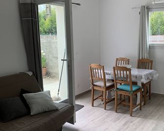Downstairs villa in the countryside - Marignane - Dining room