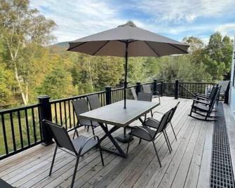 River's Edge - Woodstock - Balcón