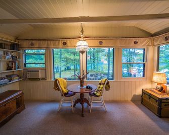 Quiet and Peaceful 3 Bedroom Family Cottage on Lake George, 12 Miles to TC - Traverse City - Dining room