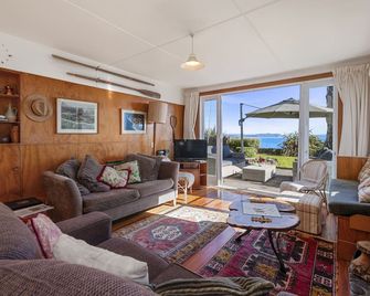 North Cole Cottage - Hatepe Lake Front Home - Turangi - Sala de estar