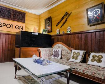 Spot On 2271 Nabila O Family Residence - Malang - Sala de estar