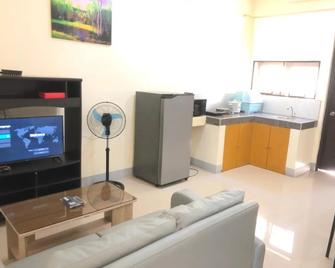 Door 1 Bench Apartment - Tacloban City - Wohnzimmer