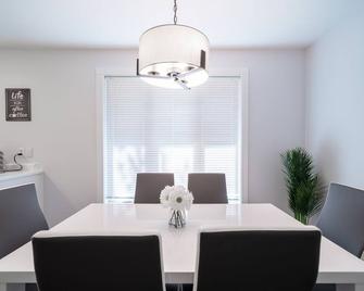 Completely renovated, spacious home in Parry Sound, with laundry! - Parry Sound - Restaurant