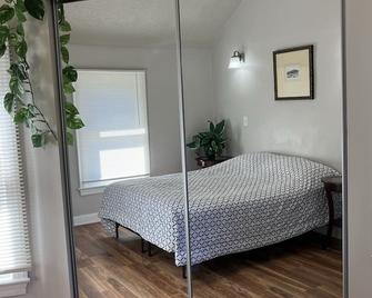 Entire 3 bedrooms/2 bathrooms fence yard, near Costco, Sam's - Gaithersburg - Bedroom