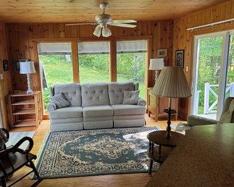 Beautiful 3-bedroom house on the bay in Bayside, a historic village in Northport - Northport - Sala de estar