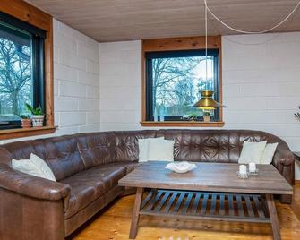 8 Person Holiday Home in Kolind - Kolind - Sala de estar