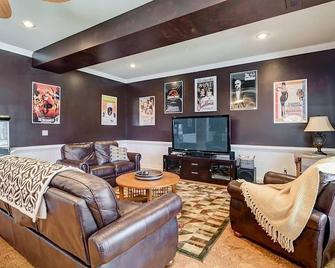 Gorgeous Lakeside Retreat With Room For All! - Clarksville - Sala de estar