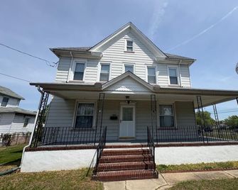 Spacious Home with Multiple Beds & Ample Free Parking - Paulsboro - Edificio