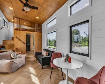 New Modern & Private Tiny Home on 21 acres - Ooltewah - Huiskamer