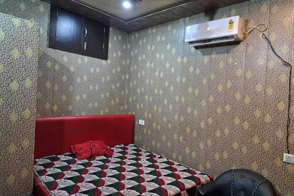 Pari Ac Restaurant & Hotel - Morādābād - Schlafzimmer