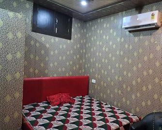 Pari Ac Restaurant & Hotel - Morādābād - Schlafzimmer