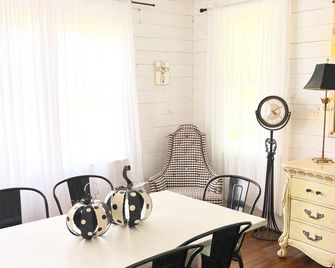 Le Barn Rouge Bed & Breakfast A Country Living Home in Acadiana - Lafayette - Dining room