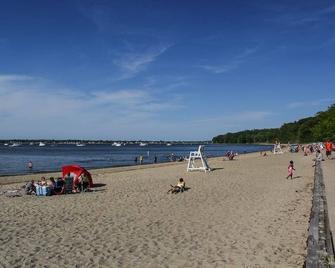 Cozy, Centrally Located East Greenwich Cottage - East Greenwich - Beach