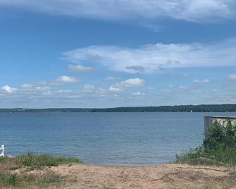 Lake Michigan Cottage, Private Beach & Sunsets, Large Deck, Sleeps 15 - Onekama - Vista del exterior