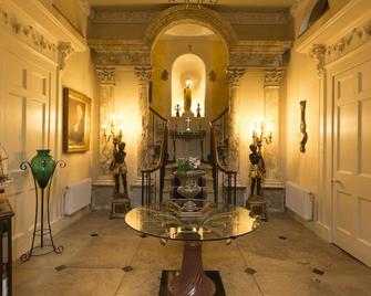 Grosvenor Villa - באת' - לובי