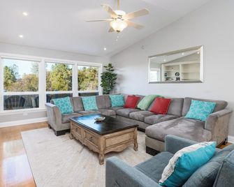 Yosemite Bass Lake Views, 2 Homes, Games, Hot Tub - Coarsegold - Living room