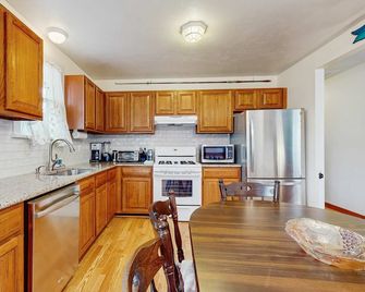 Hyannis Beach House - Hyannis - Kitchen