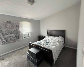 Charming 2-bedroom townhome in wonderful Conyers with WiFi, AC - Conyers - Bedroom