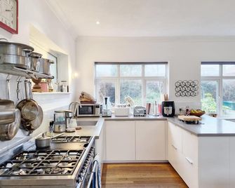 Coastal - Wittering - an annexe that sleeps 6 guests in 3 bedrooms - West Wittering - Kitchen