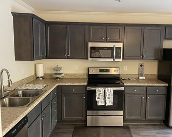 Newly Townhome, 15 mins to Camp Lejeune - Hubert - Cocina