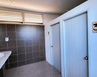Bangsaen Villa Hotel - Chonburi - Bathroom