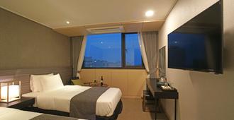 I-Jin Hotel - Jeju - Schlafzimmer