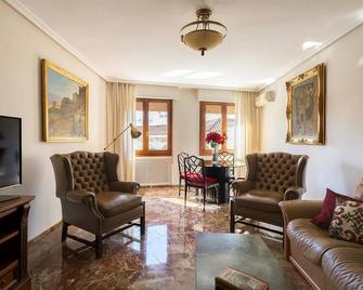 Cabildo Cathedral. 5 bedrooms and 2 free parking next to the Cathedral - Seville - Living room