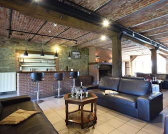 Alluring Farmhouse in Lavacherie with Hot Tub - Sainte-Ode - Sala de estar