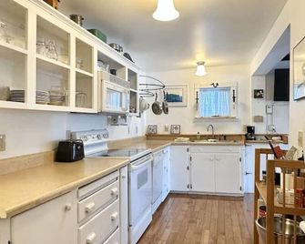 Historic 1850 Downtown Retreat [Driftwood Cottage] - Bar Harbor - Kitchen