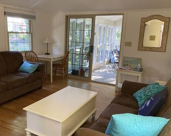 2 bedroom cottage 1 block from South Beach- hot tub, fire pit - Grand Bend - Obývací pokoj