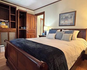 Switzerland Dream, Cozy Room in Downtown Jim Thorpe, Walk to everything! - Jim Thorpe - Bedroom