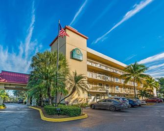 La Quinta Inn by Wyndham West Palm Beach - Florida Turnpike - ווסט פאלם ביץ' - בניין
