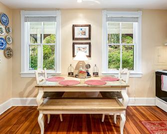 Enchanting Cottage, walk to Downtown Harpers Ferry - Harpers Ferry - Dining room
