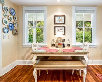 Enchanting Cottage, walk to Downtown Harpers Ferry - Harpers Ferry - Dining room